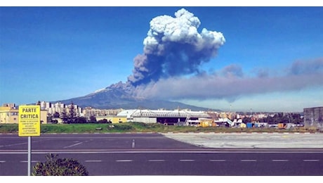 Fontane di lava dall'Etna, aeroporto completamente chiuso, cenere in pista