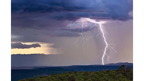 Meteo estremo: tempesta con 55.000 fulmini colpisce il Centro-Sud