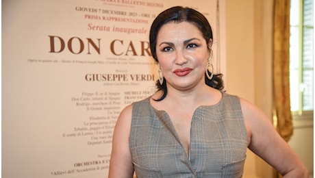 Anna Netrebko fischiata alla prima della Scala, è accusata di essere filo-putiniana: la risposta di Meyer