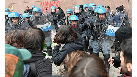 Scontri a Torino, studenti lanciano pietre contro la polizia, due agenti feriti