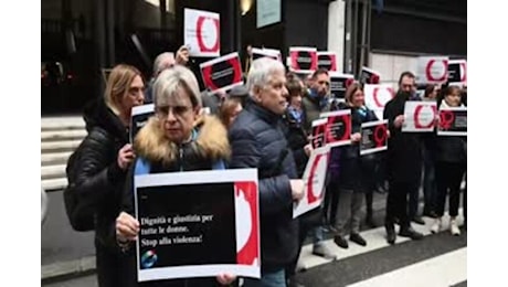 Violenza sulle donne, flash mob a Genova organizzato dalla Uil