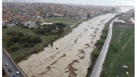 Maltempo in Sicilia, esonda il fiume Salso a Licata (AG): persone abbandonano le case per precauzione