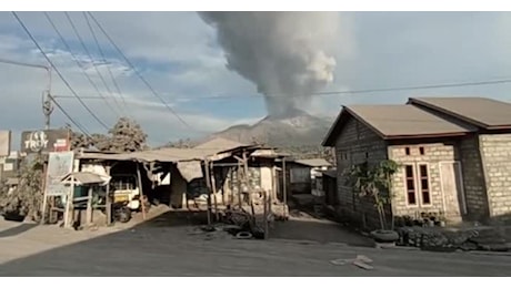 IL VIDEO. Il vulcano indonesiano erutta di nuovo dopo aver ucciso 10 persone