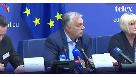 Contestatore tira banconote false contro Orban al Parlamento europeo: Hai venduto il Paese a Putin e Xi Jinping, il premier: Non siamo anti-Ue - VIDEO