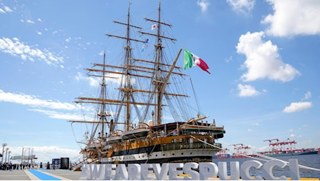 L'Amerigo Vespucci lascia Tokyo