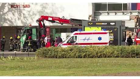 Almeno otto morti nel crollo del tetto della stazione ferroviaria di Novi Sad