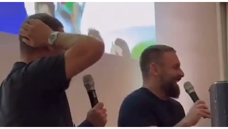 Totti, De Rossi e Pirlo cantano Ci vorrebbe un amico con Pago: lo show alla reunion dei campioni del mondo