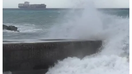 Liguria in allerta gialla, vento oltre 130km/h. Mareggiata con onde di 5 metri