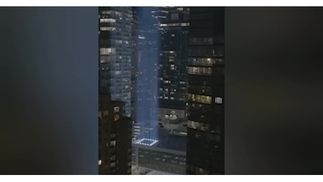 Attacco alle Torri Gemelle 11 settembre 2001, per il 23°anniversario il tributo con due luci blu verticali sul World Trade Center in onore alle 3mila vittime - VIDEO