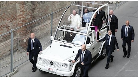 L'ultima richiesta del Papa prima di morire: donare la papamobile ai bambini malati di Gaza