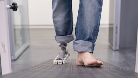 Il piede artificiale per camminare anche su spiagge e prati: la super protesi del Centro Piaggio dell'Università di Pisa