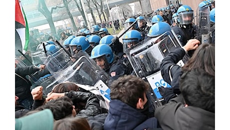 Torino, scontri al corteo degli studenti: poi il blitz dei manifestanti alla sede Rai