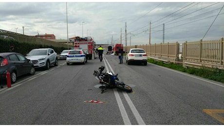 Orrore sulla Flaminia: moto si schianta su un'auto, ne centra un'altra e finisce contro un furgone: muore un 26enne. Strada rimasta chiusa per ore