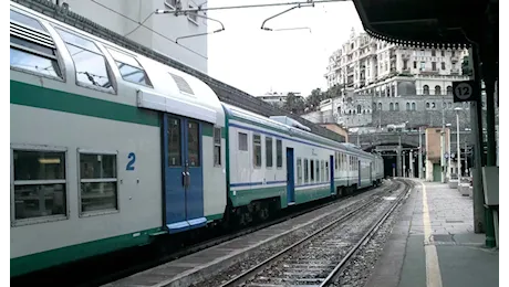 Maltempo, fulmine colpisce linea ferroviaria: caos treni