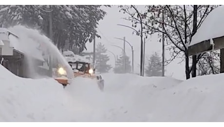 Appennini flagellati dal maltempo (VIDEO), bufera con raffiche di vento superiori ai 200 km/h e oltre un metro di neve a Campo di Giove