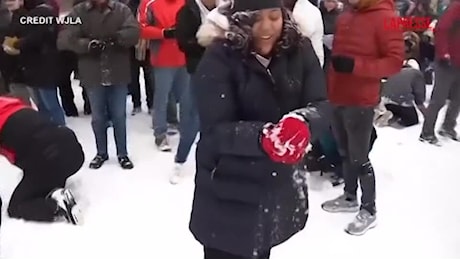 Forte nevicata a Washington: nel parco è battaglia di palle di neve