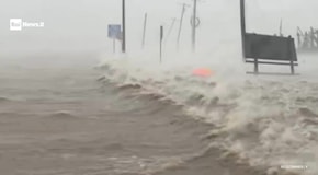 Uragano Beryl in Texas, strada di Sargent sommersa dalla mareggiata, 3 mln di persone senza corrente elettrica - VIDEO
