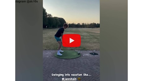 Sinner prova il golf in vacanza ma sbaglia, le risate del padre, il video