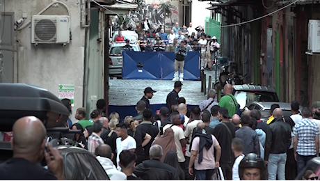 Napoli: omicidio alla Duchesca, muore pregiudicato freddato dai killer davanti al figlio