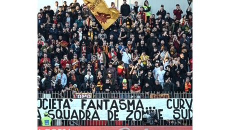 Roma, striscione in Curva sud: 'Società fantasma, na squadra de zombie'