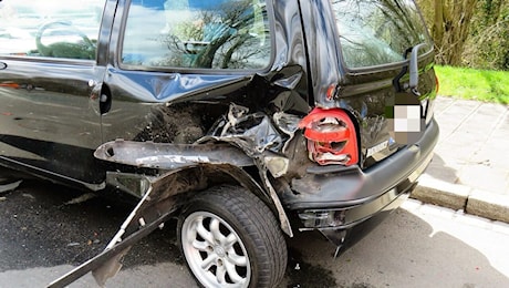 Frosinone – Urtano tre auto in sosta e si allontanano, poi tornano sul luogo dell’incidente