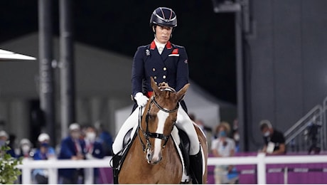 Equitazione, Charlotte Dujardin si ritira dalle Olimpiadi di Parigi 2024: un video riprende maltrattamento al cavallo