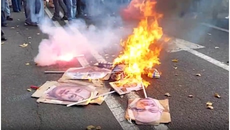 Scontri a Torino tra polizia e manifestanti durante lo sciopero: calci e pugni, cori contro Salvini e la Tav