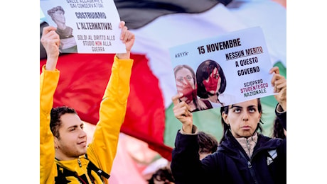 Pro Pal e studenti in piazza tra foto insanguinate della Meloni e minacce di morte