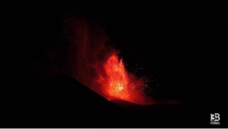 Cronaca Sicilia: Etna, l'eruzione a suon di campane: chiusa porzione spazio aereo all'aeroporto di Catania- VIDEO