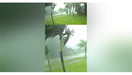 Uragano Milton arrivato in Florida, generati 19 tornado, 125 case distrutte già prima che toccasse terra - VIDEO