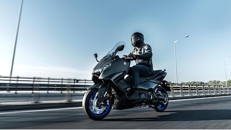 Yamaha Tmax 2025, cambia faccia e dotazione