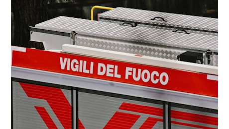 Milano, incendio in un capannone in disuso occupato da senzatetto. Nessun ferito