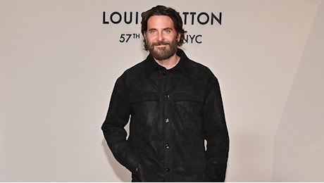 Bradley Cooper compie 50 anni: tanti auguri all’attore dallo stile rinnovato