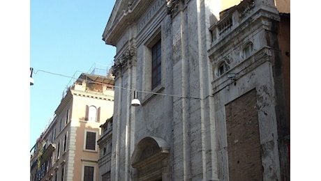 Si stacca pezzo di cornicione da una chiesa a via del Corso: ferito un uomo di 51 anni