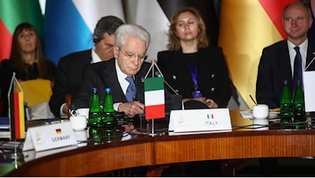 Mattarella a Cracovia: troppe spese militari ma l'Europa non ha altra scelta, serve un esercito dell'Unione dopo l'aggressione di Putin