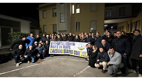 Open Arms: militanti della Lega in festa in via Bellerio a Milano