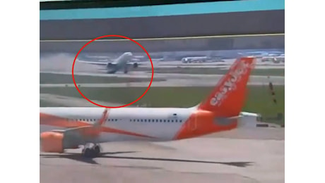 La lunga strisciata della coda prima del decollo: cosa è successo al Boeing decollato da Malpensa