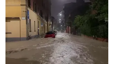 Maltempo, un morto a Bologna. Evacuazioni, ponti chiusi e disagi ai treni in Emilia Romagna. Anche oggi allerta arancione in Calabria