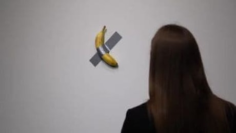 Comedian, la banana appiccicata di Cattelan, all'asta da Sotheby's