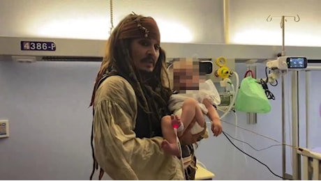 Johnny Depp, pirata dal cuore d'oro: sorpresa ai bambini malati in Spagna vestito da Jack Sparrow