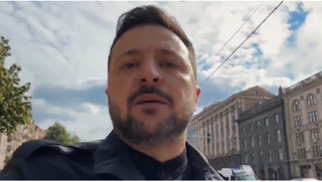 Zelensky tra le vie di Kiev: «Sulla Piazza Rossa si terrà la parata delle menzogne, della bile e del cinismo»