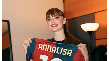 Annalisa con la maglia del Genoa: «La foto che tutti stavate aspettando»