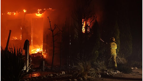 Enorme incendio a Nord di Los Angeles in California: evacuate 40 mila persone, dichiarato lo stato d'emergenza