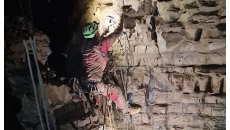 Bergamo, speleologa bloccata nell’abisso di Bueno Fonteno a 4 ore dall’uscita. I soccorritori: «Le operazioni saranno lunghe e complesse»