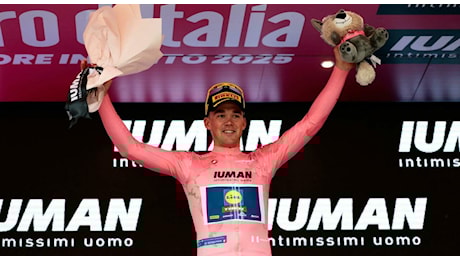 Pedersen conquista la maglia rosa, Landa ko: il bilancio della prima tappa del Giro d’Italia Pedersen conquista la maglia rosa, Landa ko: il bilancio della prima tappa del Giro d’Italia