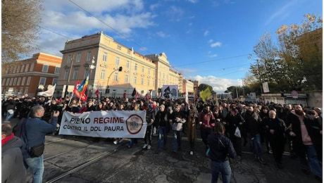 Corteo a Roma contro il ddl Sicurezza: bacio di Meloni a Mussolini, critiche al governo e Conte contestato