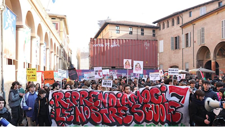 No Melony day a Bologna, centinaia di studenti protestano contro i tagli. Imbrattate le foto dei ministri e simbolo Nato