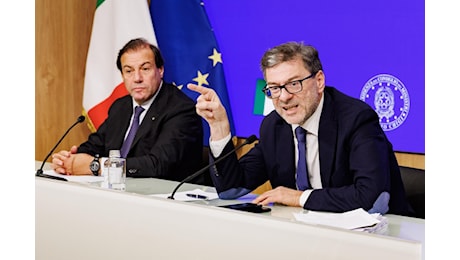 Manovra, cosa ha detto Giorgetti in conferenza stampa su nuove tasse e contributi delle banche