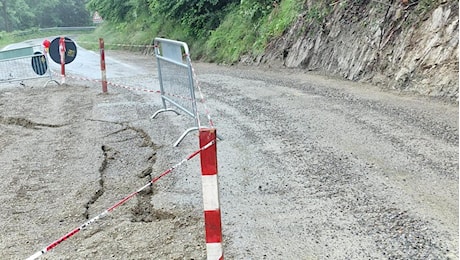 Maltempo, fa paura la frana a Boccassuolo, nel Modenese. Il sindaco: “Situazione drammatica”