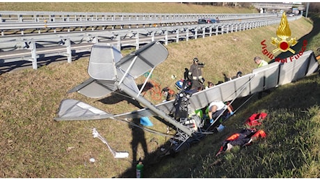 Aereo ultraleggero cade sull’A31: pilota gravissimo, tragedia evitata per un soffio